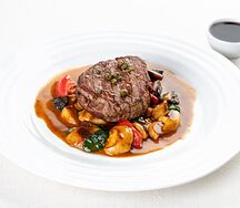 Филе-миньон с перечным соусом и белыми грибами