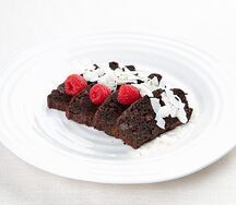 Шоколадный брауни с цукини и вишней