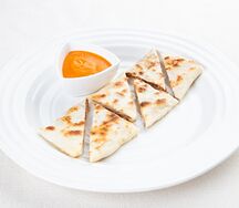Лепешка с томленой бараниной и соусом из печеных перцев