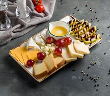 Микс пряных сыров с медовой грушей