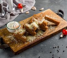 Чесночные гренки с пармезаном