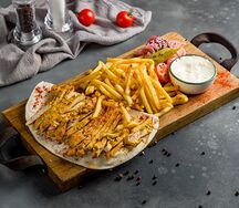 Шаурма куриная на тарелке