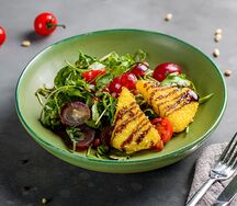 Салат с жареным сыром