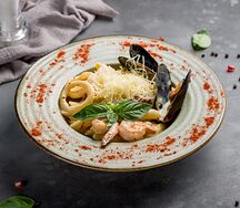 Паста с морепродуктами в соусе белое вино с вяленными томатами