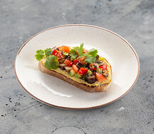 Брускетта с хумусом