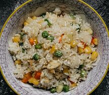 Жареный рис с овощами и яйцом