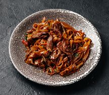 Рисовая лапша с говядиной и овощами