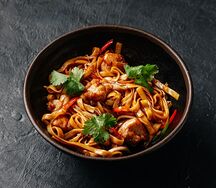 Удон с курицей и овощами