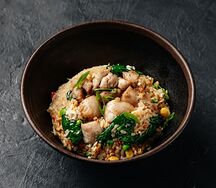 Жареный рис с курицей и овощами
