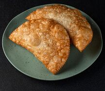 Мини-чебурек с бананом и сгущенным молоком