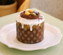Кулич с шоколадным декором
