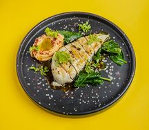 Тальята из куриной грудки с пюре из батата и зелеными овощами