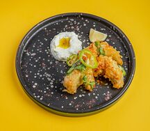 Куриные стрипсы в кляре с соусом из острой глазури и чесночной райтой