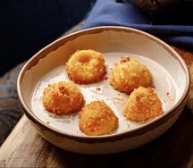 Сырные шарики в соусе баже