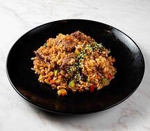 Жареный рис с говядиной и овощами