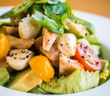 Салат Капрезе с курицей, моцареллой и салатными листьями