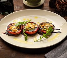 Запеченные баклажаны с томатами, моцареллой и соусом песто