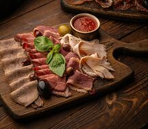 Ассорти мясных деликатесов