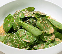Жареные японские грибы, шпинат и кунжутная заправка