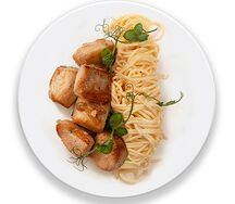 Куриное бедро в орехово-сливочном соусе со спагетти