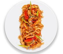 Удон с курицей, овощами и устричным соусом