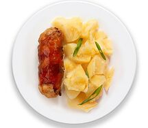 Рулетик из куриного филе в беконе с сыром фета и ароматным картофелем