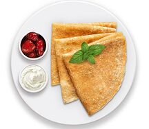 Блинчики со сметаной и клубничным конфитюром