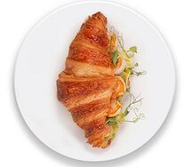 Круассан с креветками и гуакамоле