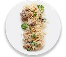 Удон с куриным филе и ореховым соусом