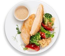 Куриная грудка с брокколи, киноа, сладким перцем и ореховым соусом