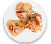 Блинчики с куриной грудкой, пармезаном и соусом Цезарь