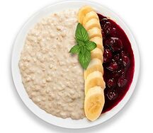 Каша геркулесовая с бананом и вишневым конфитюром