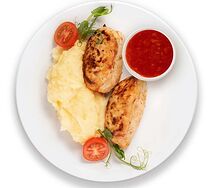 Куриные котлеты с картофельным пюре и соусом свит чили