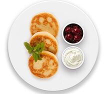 Сырники со сметаной и вишневым конфитюром