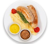 Мюнхенские колбаски с картофельным пюре, сладкой горчицей и горчично-медовым соусом
