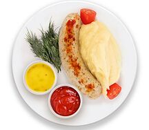 Тюрингская колбаска с картофельным пюре, кетчупом и горчично-медовым соусом