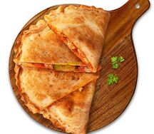 Кальцоне с Чоризо, куриным филе и шампиньонами