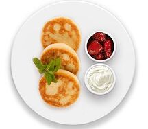 Сырники со сметаной и клубничным конфитюром
