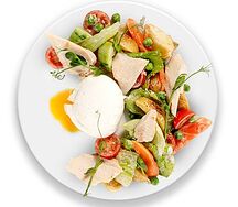 Салат с куриной грудкой, свежими огурцами, томатами, картофелем по-деревенски и яйцом пашот