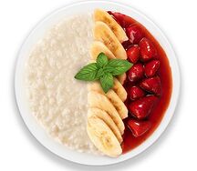 Каша рисовая с бананом и клубничным конфитюром