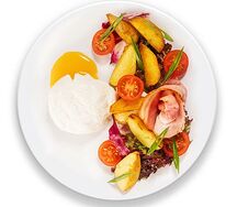 Яйцо пашот с беконом, томатами и картофелем по-деревенски
