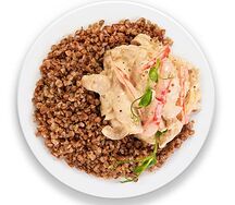 Фрикасе из индейки с горчично-сливочным соусом и гречкой