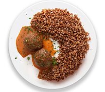 Митболы говяжьи в мясном соусе с гречкой