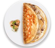 Омлет с куриной грудкой, грибами и соусом Блю чиз