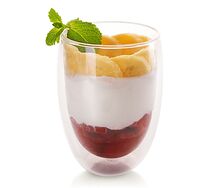 Йогурт с бананом и клубничным конфитюром