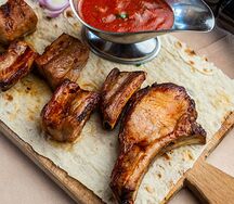 Шашлык из cвинoй корейки с картофелем на мангале