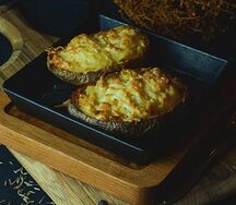 Картофель запечённый с куриным филе и сыром