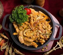 Куриное филе с ананасами в кисло-сладком соусе