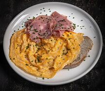 Скрэмбл с пастрами из индейки