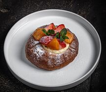 Ватрушка с творогом, клубникой и хурмой